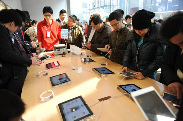 Vásárlók Kipróbál Ipad Mini Tabletta Pcs Egy Alma Készlet Ban — Stock Fotó