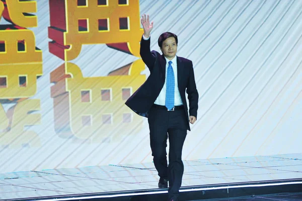 中国ミレー技術有務株式会社 ジュン社長は 2012年12月12日に中国の北京で開催された2012年Cctv中国年次経済フィギュア賞授賞式で聴衆に手を振ります — ストック写真
