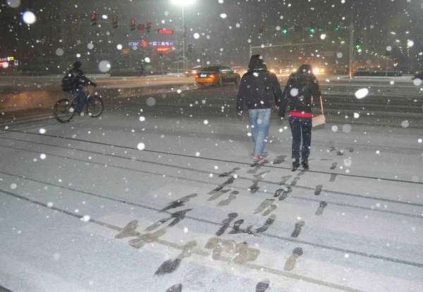 Des Piétons Bravent Neige Épaisse Dans Rue Weifang Province Shandong — Photo