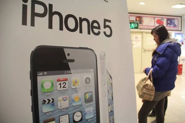Des Clients Chinois Tiennent Côté Une Affiche Publicitaire Smartphone Apple — Photo