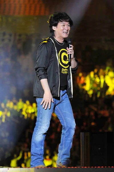 台湾の歌手 音楽プロデューサー エミールから覚めるチャウ笑顔 2012 日南中国広東省広州市でロックされたレコードの 周年を祝うコンサートで — ストック写真