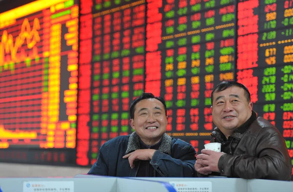 Китайські Інвестори Посміхатися Вони Дивляться Цін Акцій Червоний Підйому Ціна — стокове фото