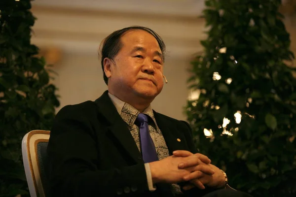 2012年12月6日 中国作家莫言在瑞典斯德哥尔摩举行的新闻发布会上听取了一个问题 — 图库照片