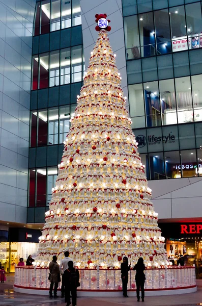 Uma Árvore Natal Feita Ursos Pelúcia Exibida Lifestyle Center Cidade — Fotografia de Stock