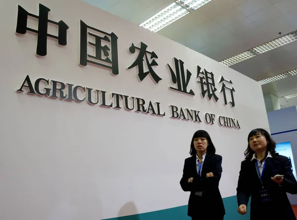 File Kinesiska Anställda Förbi Monter Abc Agricultural Bank China Expo — Stockfoto