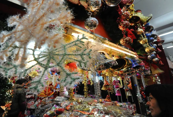 Los Clientes Chinos Compran Decoraciones Navideñas Una Tienda Mercado Mayorista —  Fotos de Stock