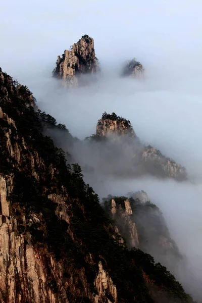 Los Consejos Montaña Ven Elevándose Por Encima Las Nubes Encantadoras —  Fotos de Stock