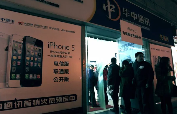 2012年12月13日 中国消费者在中国西北部陕西省西安市一家商店排队购买苹果Iphone 5智能手机 — 图库照片