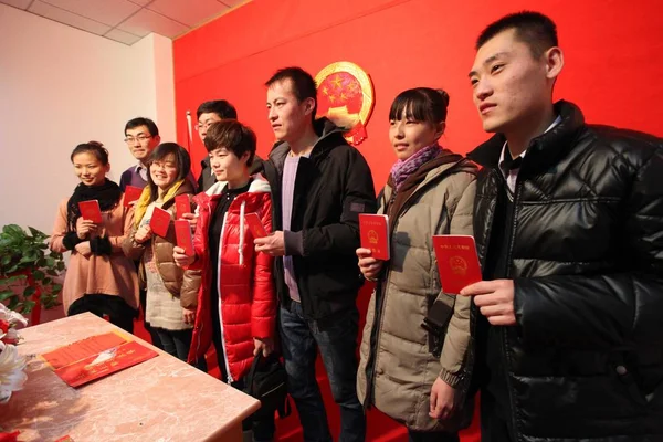Chinesische Paare Zeigen Heiratsurkunden Einem Standesamt Der Stadt Weifang Der — Stockfoto