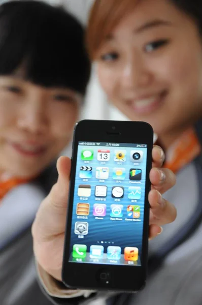 Los Empleados Chinos Muestran Teléfono Inteligente Apple Iphone Una Sala — Foto de Stock