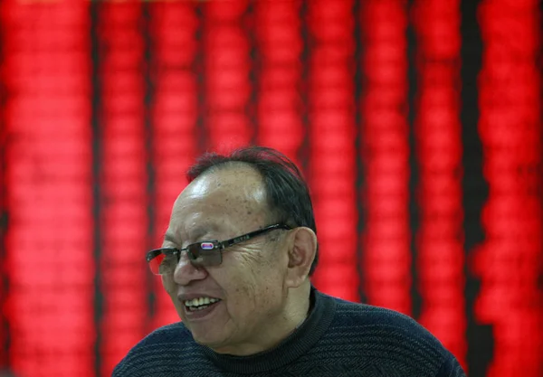 Kinesisk Investerare Reagerar När Han Tittar Priserna Aktier Röd För — Stockfoto