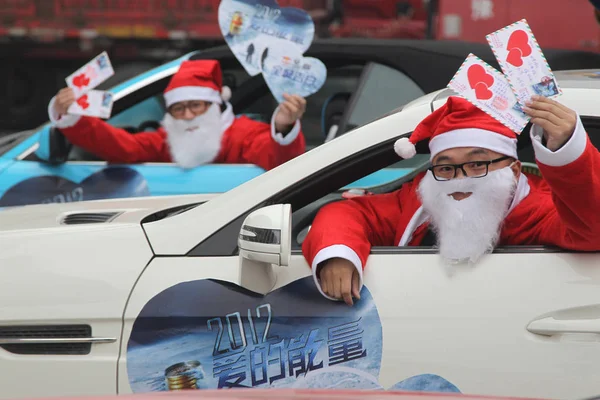 Junge Chinesische Männer Weihnachtsmannkostümen Fahren Mit Ihren Autos Liebesbriefe Schicken — Stockfoto