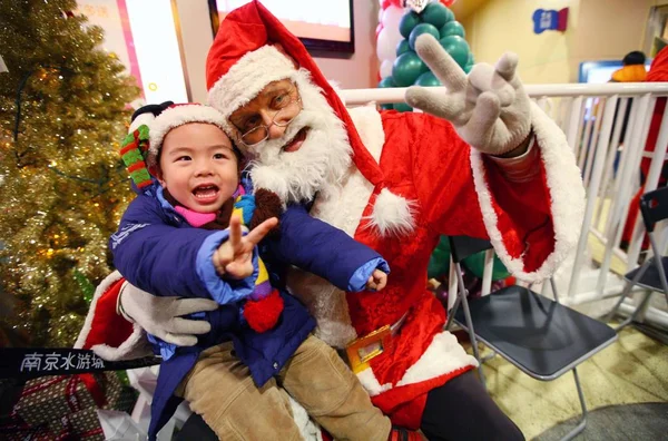 Père Noël Pose Avec Jeune Garçon Lors Une Célébration Centre — Photo