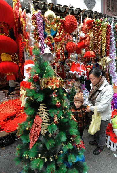 Chinese Customers Buy Christmas Decorations Shop Commodity Wholesale Market Garden — Stock Photo, Image