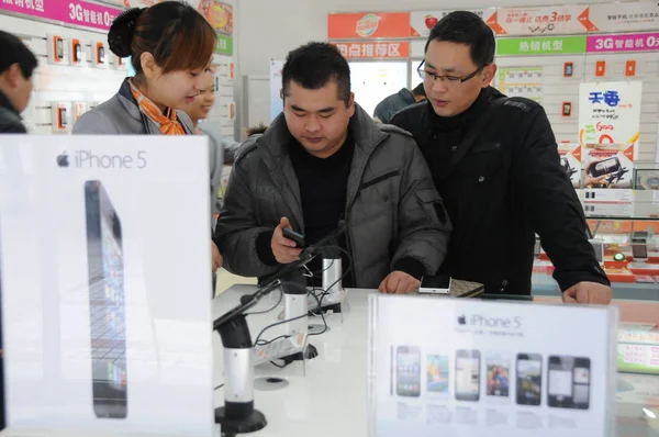 Client Fait Essai Smartphone Apple Iphone Dans Hall Affaires China — Photo