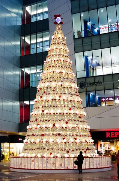 Uma Árvore Natal Feita Ursos Pelúcia Exibida Lifestyle Center Cidade — Fotografia de Stock