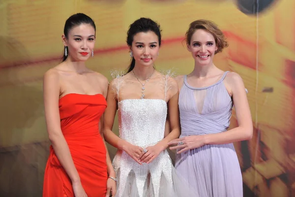 Esquerda Atrizes Chinesas Zhang Lanxin Yao Xingtong Atriz Francesa Laure — Fotografia de Stock
