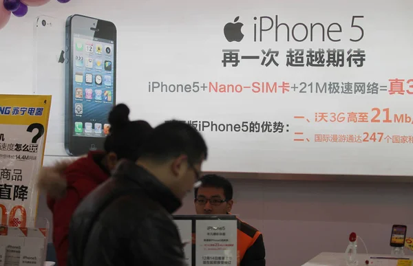 2012年12月15日 中国江苏省南通市一家电卖场 顾客试用苹果Iphone 5智能手机 — 图库照片