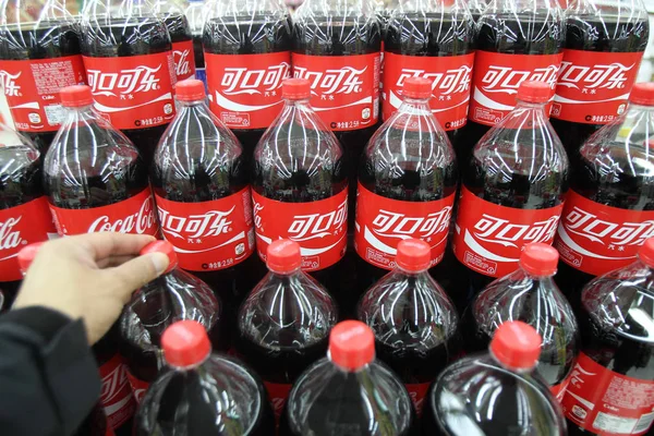 Cliente Seleciona Uma Garrafa Coca Cola Supermercado Cidade Nantong Sudeste — Fotografia de Stock