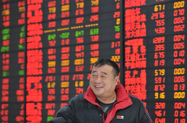 Китайський Інвестор Посміхається Він Дивиться Ціни Акцій Червоний Підвищення Цін — стокове фото