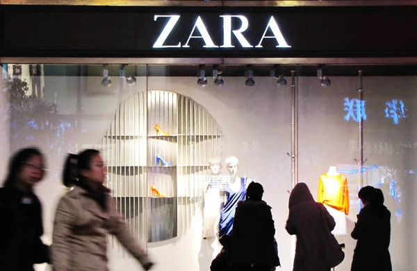 Jovens Compradores Chineses Passam Por Uma Loja Zara Xangai China — Fotografia de Stock