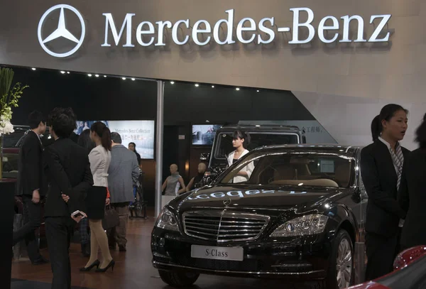 Visitors Look Mercedes Benz Cars Auto Show Changsha City Central — Stock Photo, Image