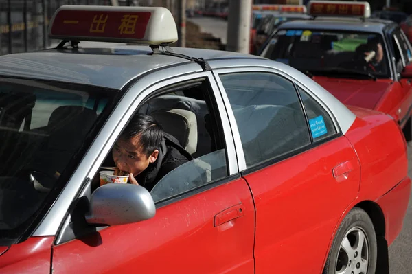 Taxista Come Fideos Instantáneos Automóvil Una Larga Cola Taxis Para — Foto de Stock