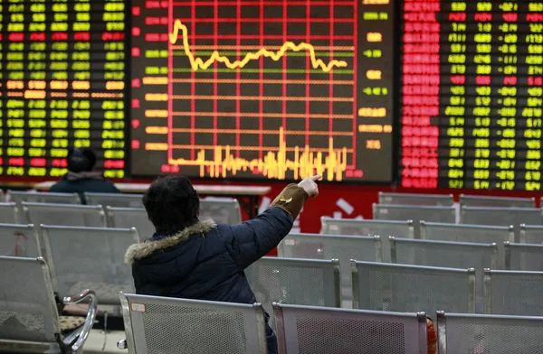 Ein Chinesischer Investor Zeigt Auf Den Preis Der Aktien Eines — Stockfoto