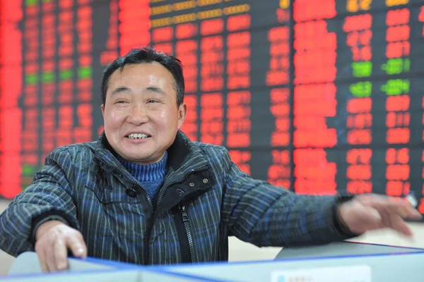 Investidor Chinês Sorri Olhar Para Preços Das Ações Vermelho Para — Fotografia de Stock