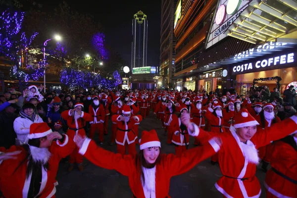 Junge Chinesen Weihnachtsmannkostümen Führen Den Gangnam Tanz Auf Weihnachten Der — Stockfoto