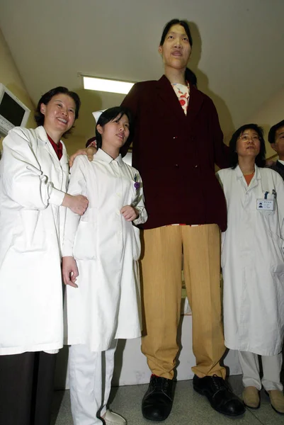 Världens Högsta Kvinna Yao Försv Poserar Med Sjuksköterskor Och Läkare — Stockfoto