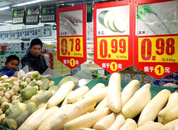 Compradores Chinos Compran Verduras Supermercado Ciudad Suzhou Provincia Chinas Jiangsu — Foto de Stock