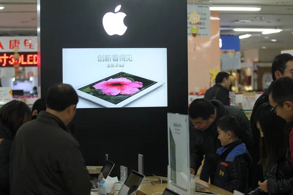 Clienții Încearcă Tablete Într Magazin Autorizat Apple Din Orașul Nantong — Fotografie, imagine de stoc