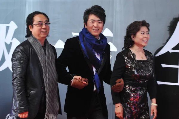 Chinese Pianist Lang Lang Center Walks His Parents Red Carpet — Stock Photo, Image