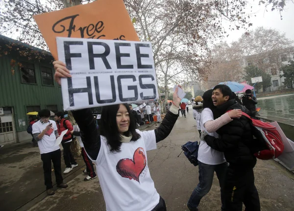 Chinese Students Hold Signs Saying Free Hugs Hug Others Campaign — Stock Photo, Image