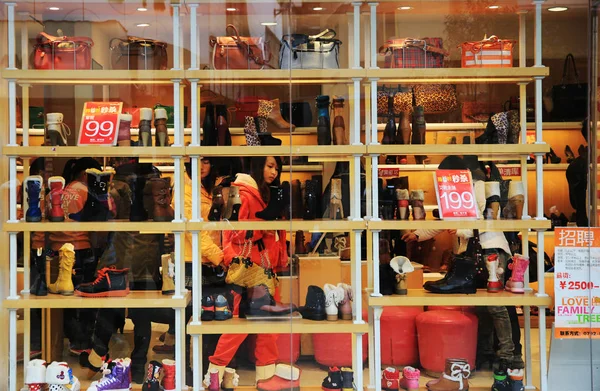 ファイル 中国の消費者は 2012年12月14日 中国南部江西省の百貨店でショーウィンドウに表示された靴を見ます — ストック写真