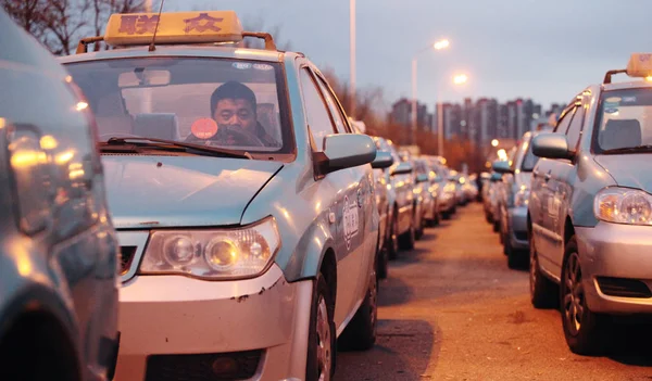 Taxisofőr Kocsiban Egy Hosszú Távú Taxies Vár Tankolás Tianjin Kína — Stock Fotó