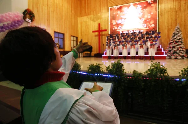 Sebuah Paduan Suara Tampil Pada Ibadah Malam Natal Sebuah Gereja — Stok Foto