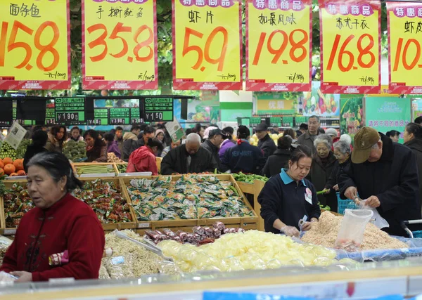 Los Clientes Chinos Están Comprando Supermercado Ciudad Qiqihar Noreste Provincia —  Fotos de Stock