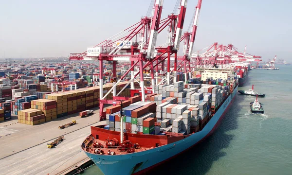 Bogserbåtar Docka Ett Containerfartyg Hamnen Qingdao Qingdao City East Chinas — Stockfoto