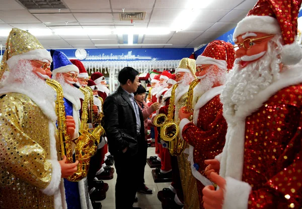 Chinese Customers Select Santa Claus Models Yiwu International Trade City — Stock Photo, Image