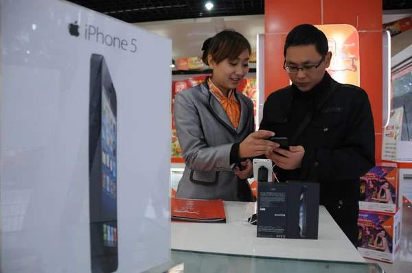 Commis Chinois Gauche Présente Smartphone Apple Iphone Client Dans Hall — Photo