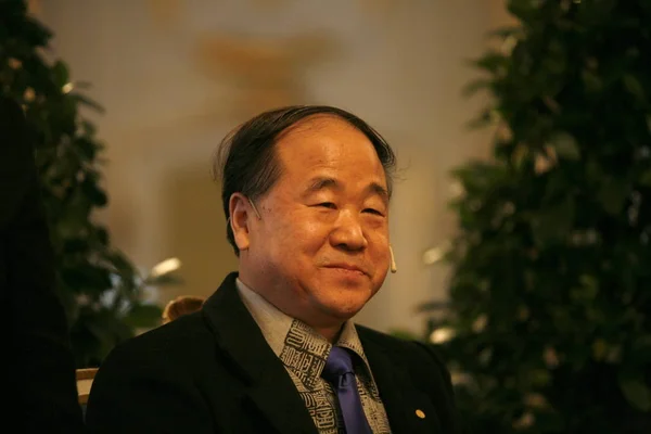 Escritor Chino Yan Galardonado Con Premio Nobel Literatura 2012 Escucha —  Fotos de Stock