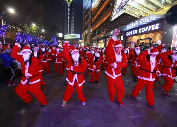 Junge Chinesen Weihnachtsmannkostümen Führen Den Gangnam Tanz Auf Weihnachten Der — Stockfoto