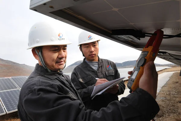 Inspectores Chinos Revisan Matrices Paneles Solares Una Planta Energía Fotovoltaica — Foto de Stock