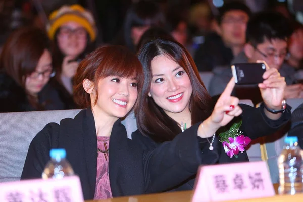 Aktris Dan Penyanyi Hong Kong Charlene Choi Kiri Dan Manajer — Stok Foto