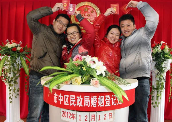 Китайские Пары Держат Свои Свидетельства Браке Офисе Регистрации Брака Городе — стоковое фото