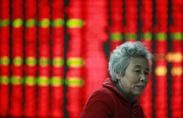 Een Chinese Investeerder Spreekt Aan Anderen Als Kijkt Naar Prijzen — Stockfoto