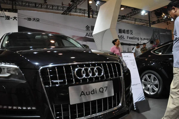 Visitantes Chineses Olham Para Audi Durante Show Automóveis Cidade Qingdao — Fotografia de Stock