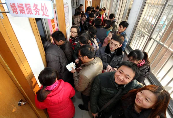 Κινέζικα Ζευγάρια Στην Ουρά Ένα Γραφείο Εγγραφής Γάμου Στην Πόλη — Φωτογραφία Αρχείου